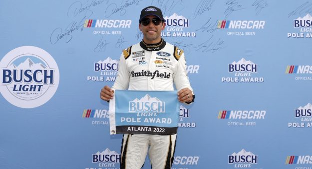 Visit Aric Almirola ganó la Pole Position para la Quaker State 400 en Atlanta page