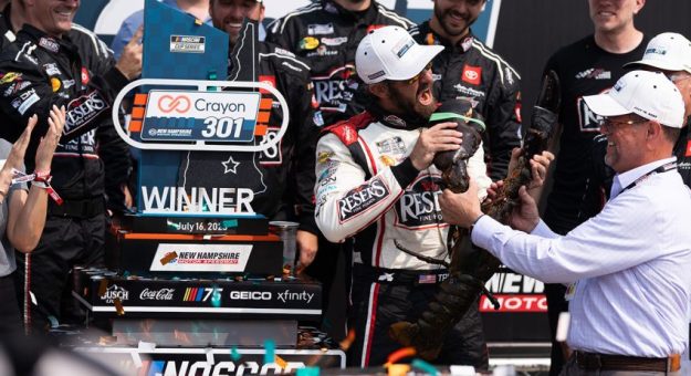 Visit Martin Truex Jr. dominó y ganó la Crayon 301 en el New Hampshier Motor Speedway page