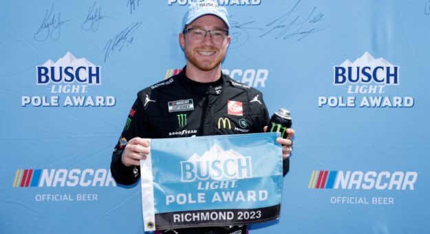 Visit Tyler Reddick ganó la Pole Position para la Cook Out 400 en Richmond page