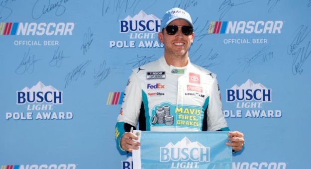 Visit Denny Hamlin ganó la Pole Position para la Go Bowling en Watkins Glen page