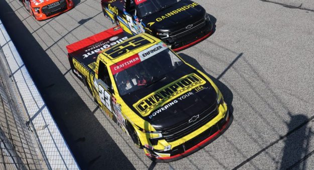 Visit Grant Enfinger ganó la Clean Harbors 175 de los Playoffs Craftsman Truck Series 2023 page