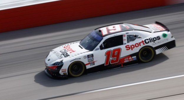 Visit Denny Hamlin ganó la Sport Clips Haircuts 200 de la Xfinity Series 2023 en Darlington page