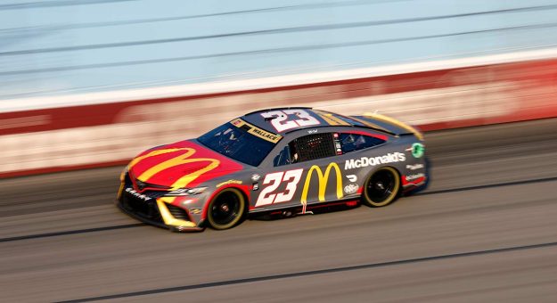 Visit El No. 23 de 23XI Racing penalizado en la inspección antes de Kansas page