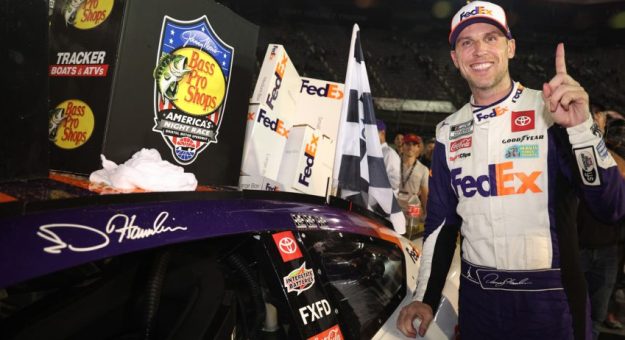 Visit Denny Hamlin ganó la Bass Pro Shops Night Race en Bristol page
