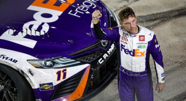 Visit Denny Hamlin explota su personalidad combativa con el campeonato en la mira page