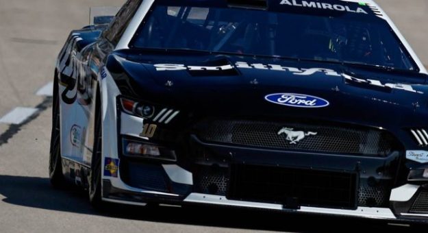 Visit Aric Almirola ganó la Pole Position para la YellaWood 500 en Talladega page