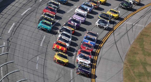 Visit Denny Hamlin rescató una jornada exitosa tras caótica carrera de Playoffs en Talladega page