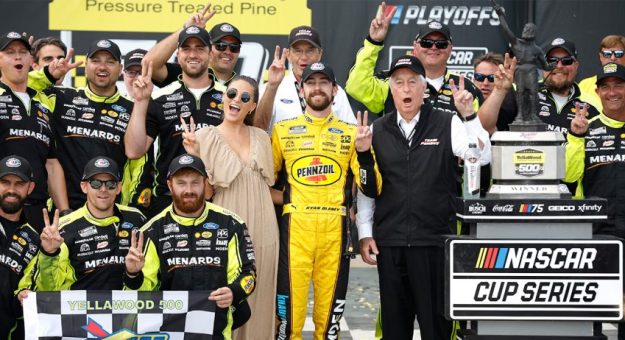 Visit Ryan Blaney ganó la YellaWood 500 y avanzó a la Ronda de los 8 de los Playoffs page