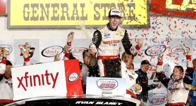 Visit Pilotos de la Cup Series con victorias en el Iowa Speedway page