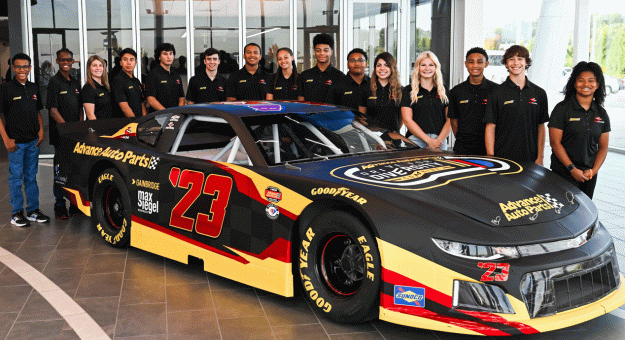 Visit Los 15 pilotos del Advance Auto Parts Drive for Diversity Combine 2023 page