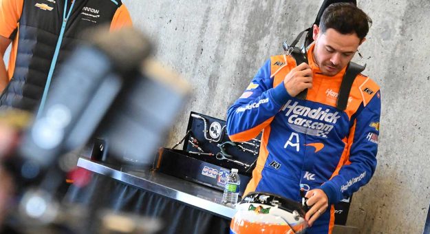 Visit Kyle Larson aprobó el Programa de Orientación para Novatos de la Indy 500 2024 page