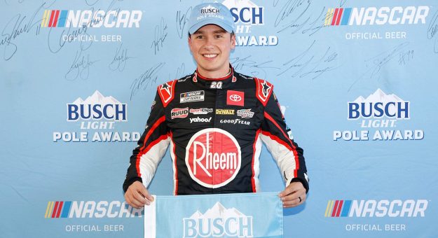 Visit Christopher Bell ganó la Pole para la South Point 400 de los Playoffs Cup Series 2023 page