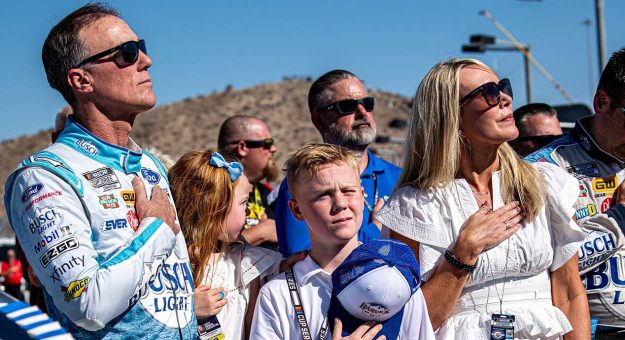 Visit Kevin Harvick cerró una carrera de leyenda en el Phoenix Raceway page
