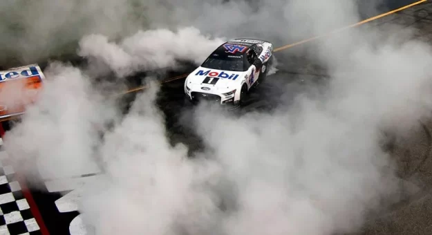 Visit Pilotos con 20 años o más entre sus victorias en la NASCARE Cup Series page