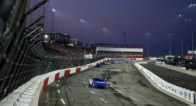 Visit Top 10 mejores momentos de la temporada del 75 Aniversario de la NASCAR page