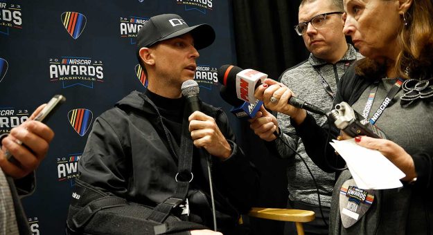 Visit Denny Hamlin reveló gravedad de su lesión, cuestionó su presencia en The Clash 2024 page