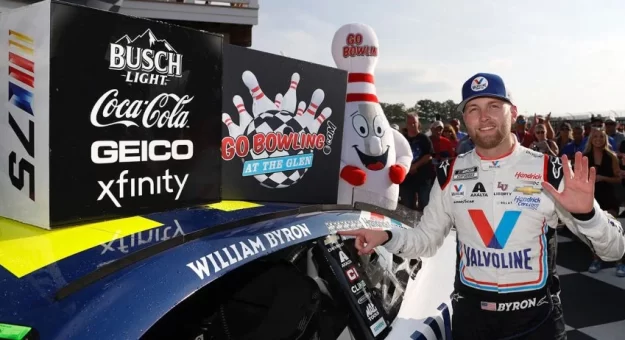Visit Las mejores fotos temporada Cup Series 2023 por @nascarcasm page