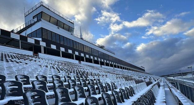 Visit Las pistas de la NASCAR con paisaje invernal page