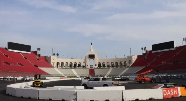 Visit La transformación del LA Coliseum para el Busch Light Clash 2024 page