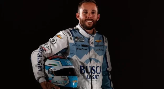Visit Primer look a los cascos de todos los pilotos de la NASCAR 2024 page