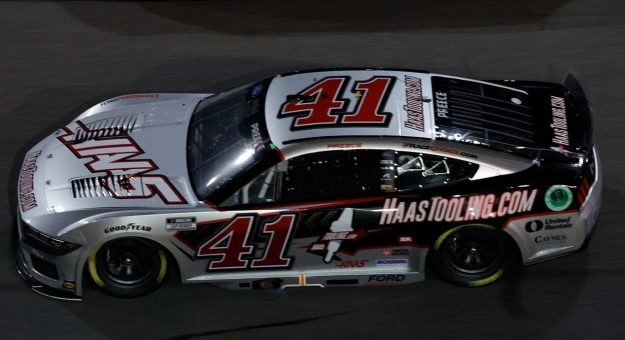 Visit NASCAR castigó a Stewart-Haas Racing y multó a Joey Logano page