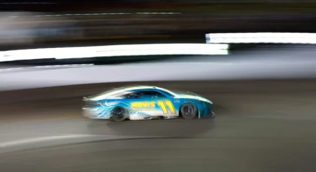 Visit Denny Hamlin ganó la Toyota Owners 400 en el Richmond Raceway page