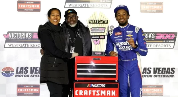 Visit Rajah Caruth ganó la Victoria’s Voice Foundation 200 de la Truck Series en Las Vegas page