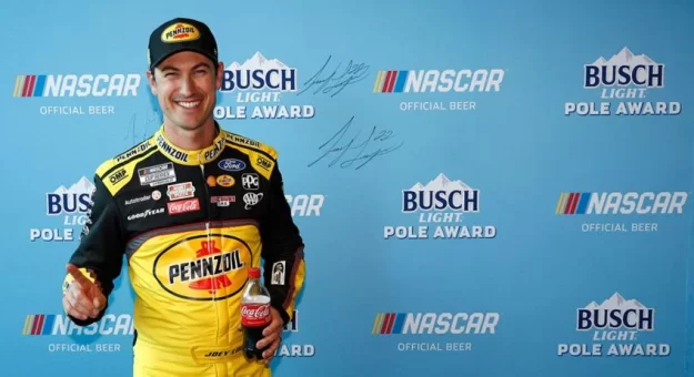 Visit Joey Logano arrancará desde la Pole Position en la Pennzoil 400 en Las Vegas page
