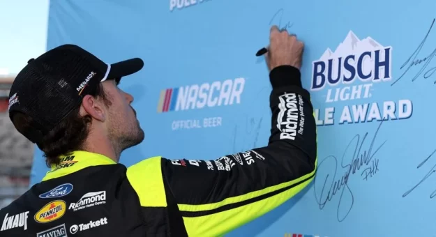 Visit Ryan Blaney ganó la Pole Position para la Food City 500 en el Bristol Motor Speedway page