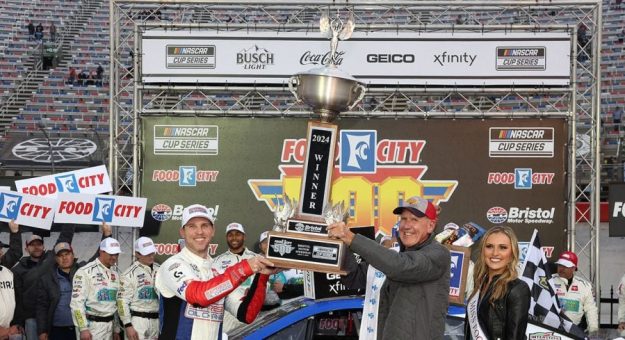 Visit Denny Hamlin ganó la Food City 500 en el Bristol Motor Speedway page