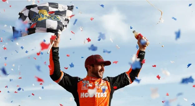 Visit Chase Elliott ganó la AutoTrader EchoPark Automotive 400 en el Texas Motorspeedway page