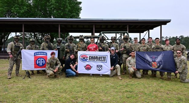 Visit Daniel Suárez y Matt Swiderski arrancaron Mission 600 con la 82nd Airborne Division page