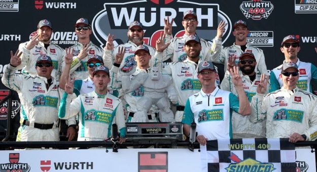 Visit Denny Hamlin ganó la Würth 400 en el Dover Motor Speedway page