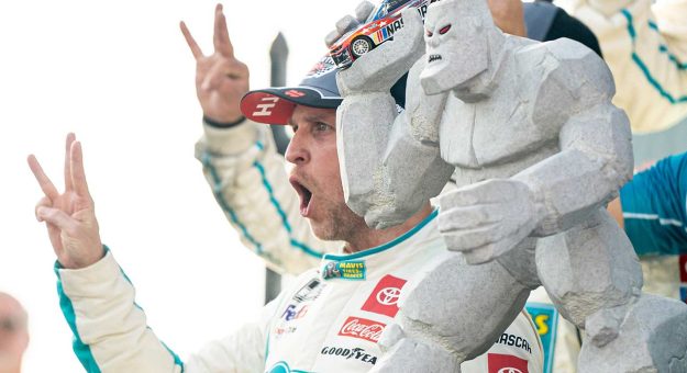 Visit Denny Hamlin en busca de una trifecta con Kansas y Darlington en la mira page