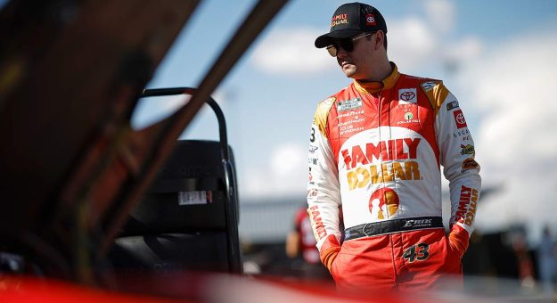 Visit Erik Jones recibió alta médica para correr en Kansas, pero no volverá hasta Darlington page
