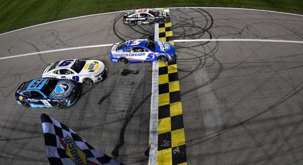 Visit Kyle Larson superó a Chris Buescher en Kansas con el final más cerrado en la historia de la NASCAR page