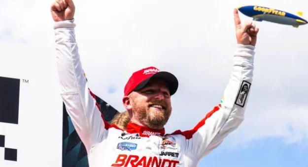 Visit Justin Allgaier ganó la Crown Royal Purple Bag Project 200 en Darlingon page