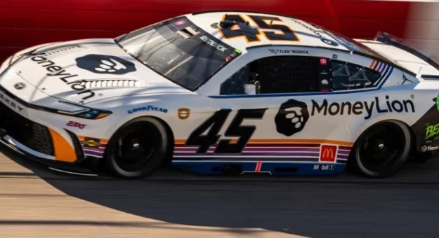 Visit Tyler Reddick ganó la pole position para la Goodyear 400 en Darlington page
