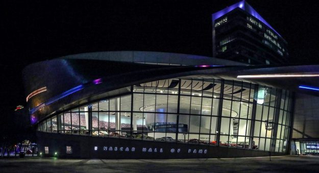 Visit Llegó el día para votar para la clase 2024 del Salón de la Fama de la NASCAR page