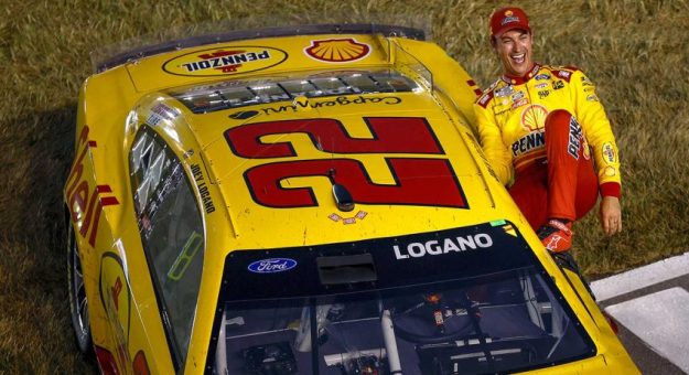 Visit Joey Logano ganó una caótica Ally 400 en el 5to. tiempo extra en Nashville page