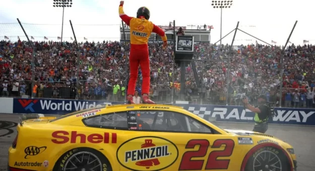 Visit Pilotos con victorias recientes en pistas nuevas de la NASCAR page