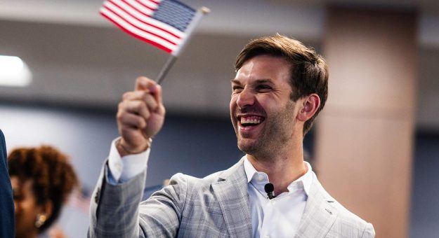 Visit Daniel Suárez cumplió otro sueño al jurar como ciudadano de Estados Unidos page