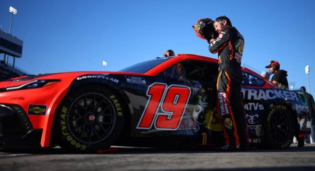 Visit ¿Quién debería reemplazar a Martin Truex Jr. en Joe Gibbs Racing?  page