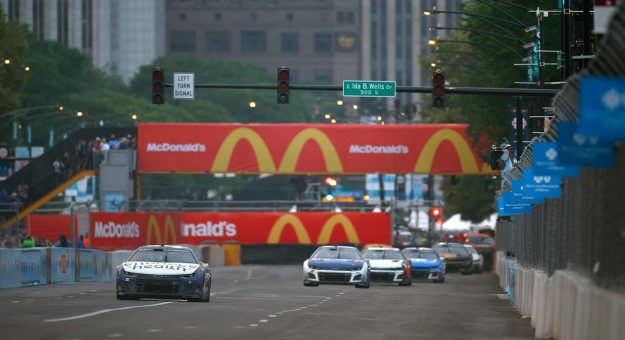 Visit La transformación de las calles de Chicago para recibir a la NASCAR page