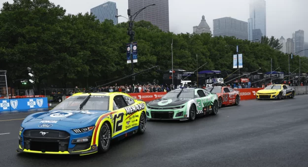 Visit Favoritos de los apostadores para la Grant Park 165 de la Cup Series en Chicago page