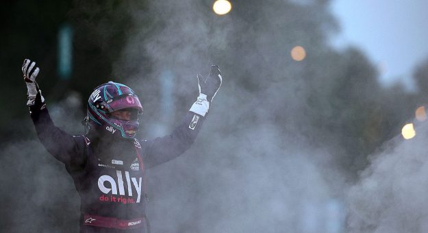 Visit Aumenta la presión de los Playoffs tras la victoria de Alex Bowman en Chicago page