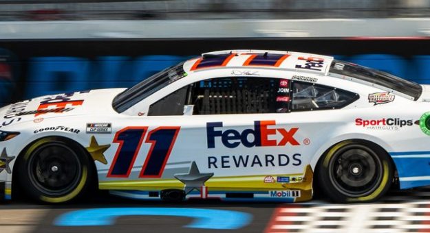 Visit Denny Hamlin ganó la Pole para la Cook Out 400 de la Cup Series 2024 en Richmond page
