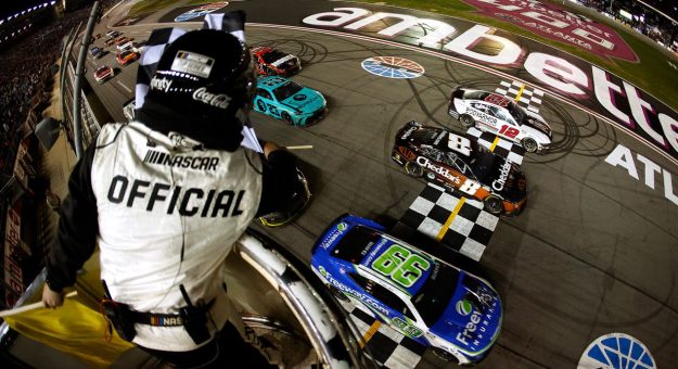 Visit Proyección del ganador para la Quaker State 400 Available at Walmart en Atlanta page