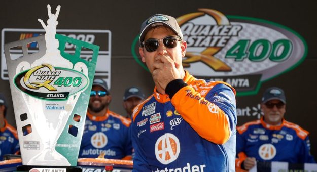 Visit Joey Logano se llevó la victoria en Atlanta y avanzó a la Ronda de los 12 en los Playoffs 2024 page