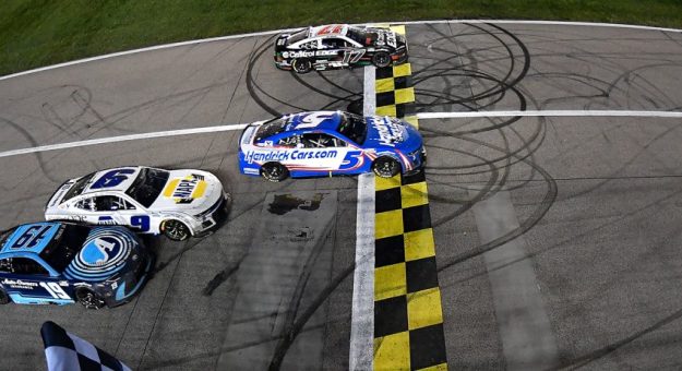 Visit Momentos memorables de la NASCAR Cup Series en el Kansas Speedway page